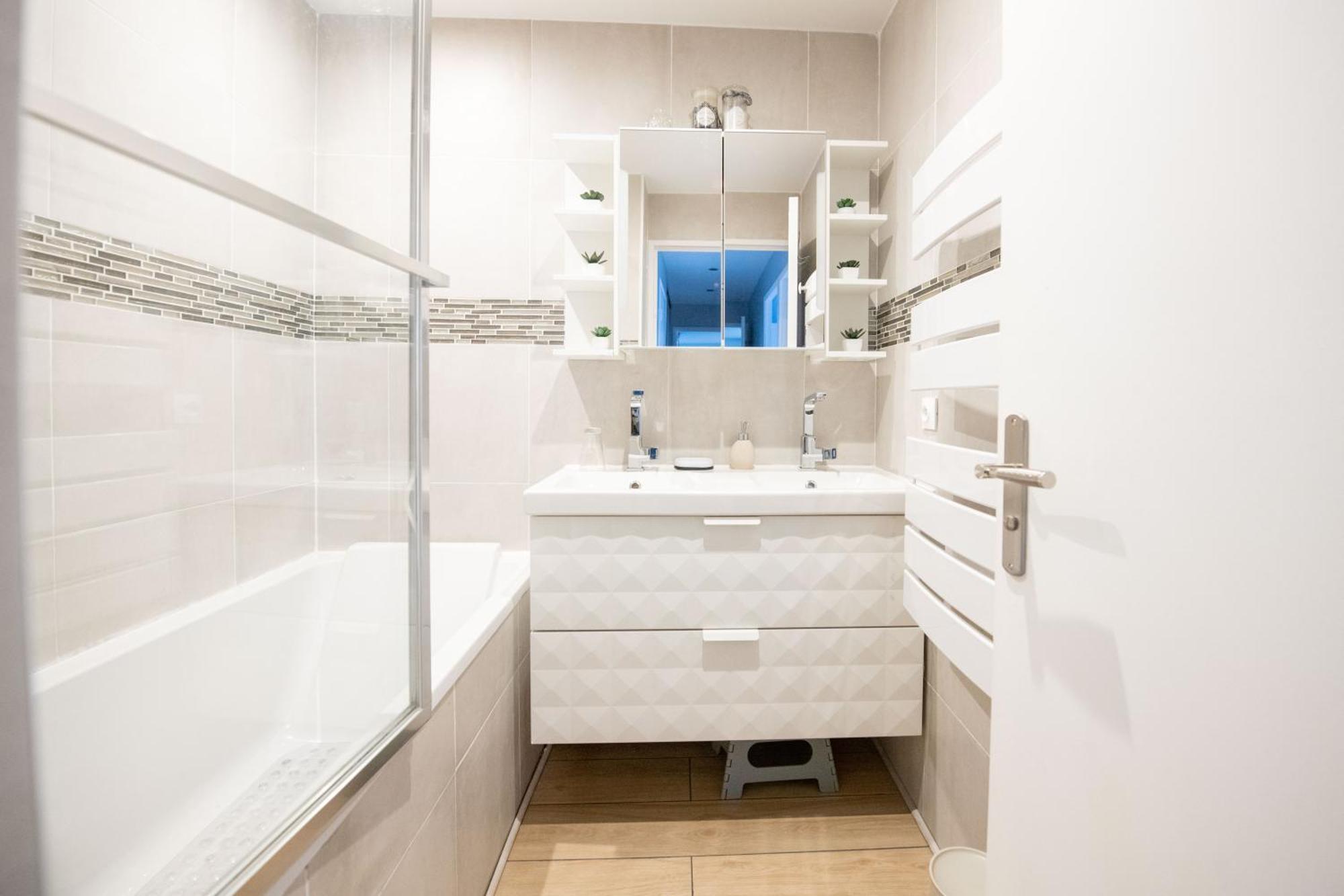 Elise De Roche Equipe Balcon Parking Rer B Appartement *