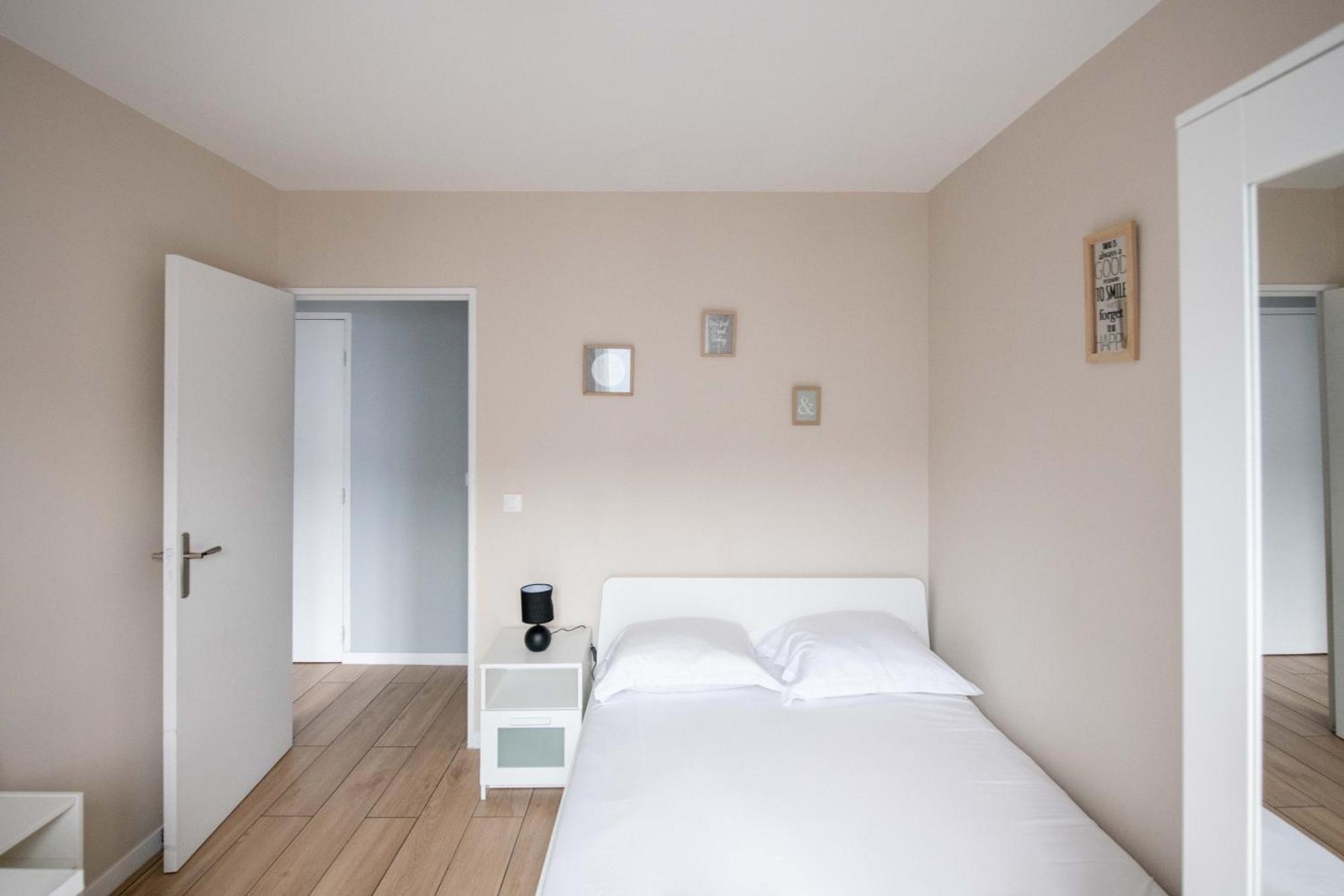 Elise De Roche Equipe Balcon Parking Rer B Appartement Le Bourget